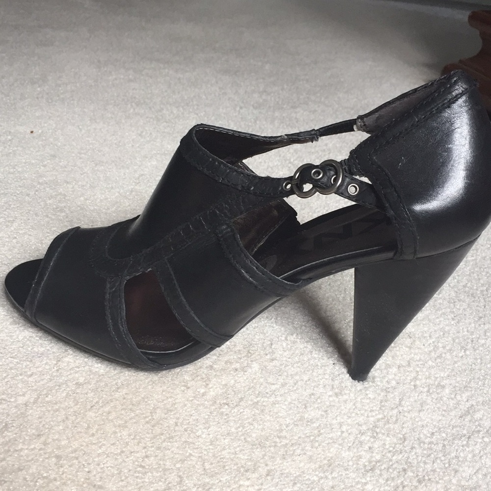 👠 DKNYC Milan Black Leather open toe heels
